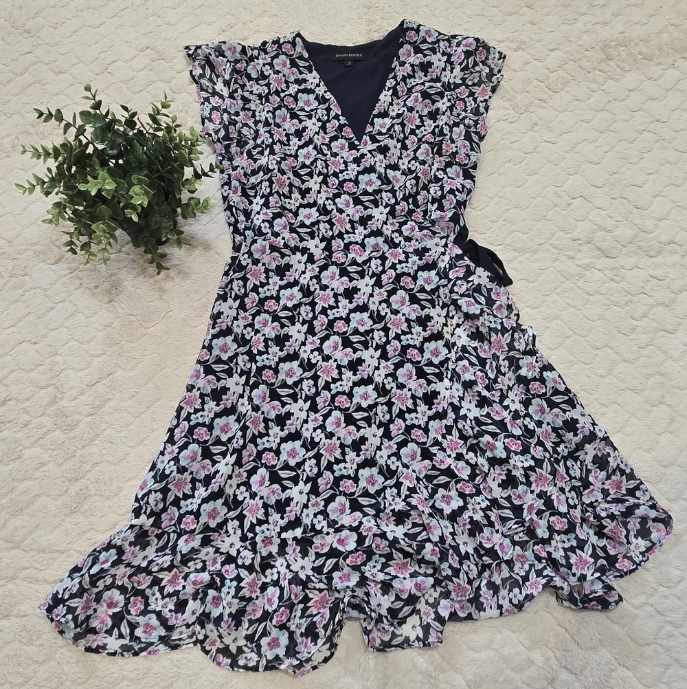 Banana Republic Navy-Blue Floral Faux-Wrap Ruffle Short Sleeve Dress, Size 6 - Picture 2 of 9